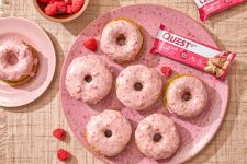 Questified witte chocolade-frambozendonuts