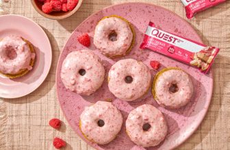 Questified witte chocolade-frambozendonuts