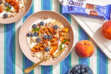 Questified gegrilde perzikyoghurt met Quest Blueberry Cobbler Crispy Bar