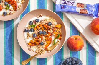 Questified gegrilde perzikyoghurt met Quest Blueberry Cobbler Crispy Bar