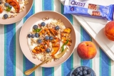 Questified gegrilde perzikyoghurt met Quest Blueberry Cobbler Crispy Bar